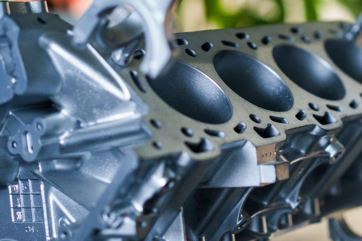 Engine block with cylinder bores in a workshop