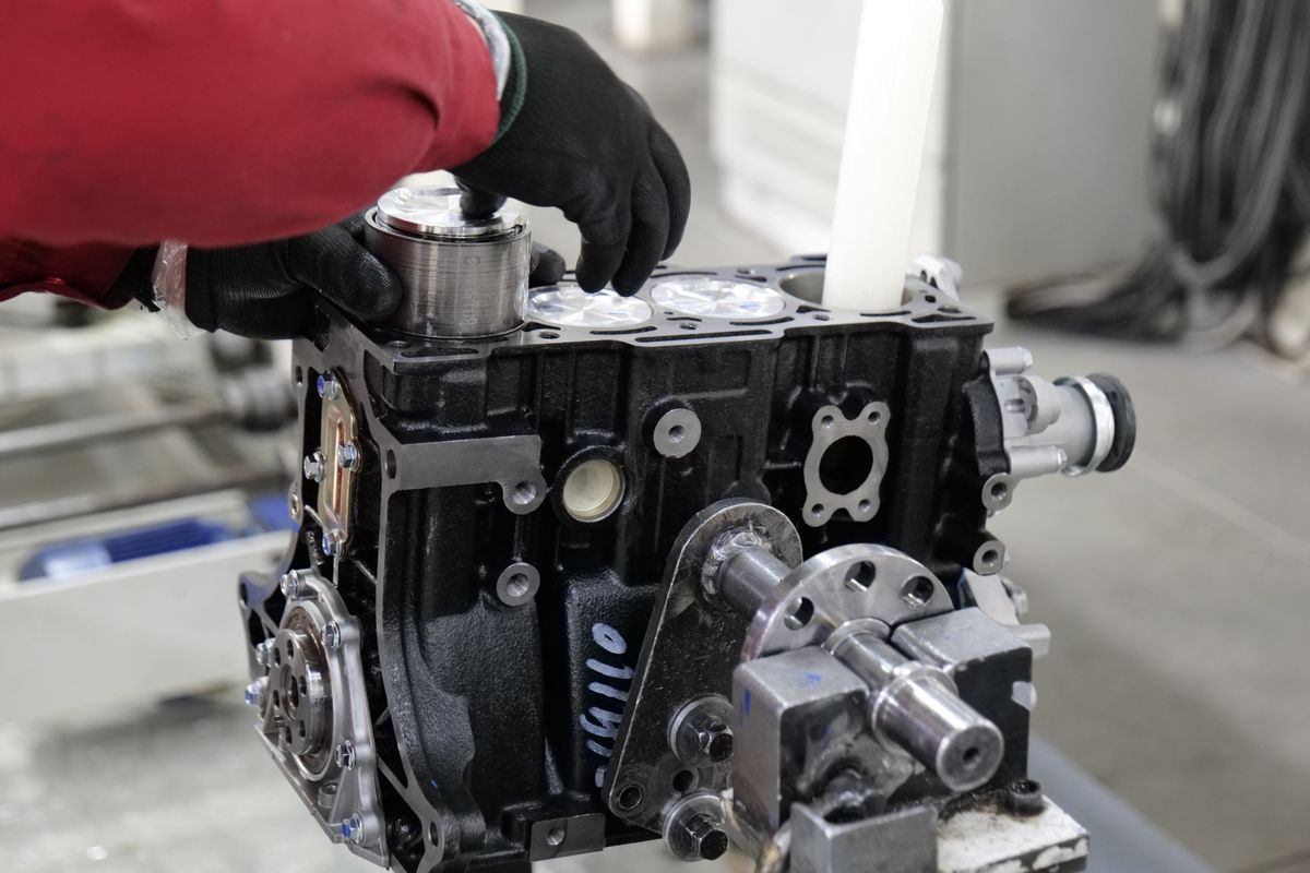 Assembling an engine in a workshop
