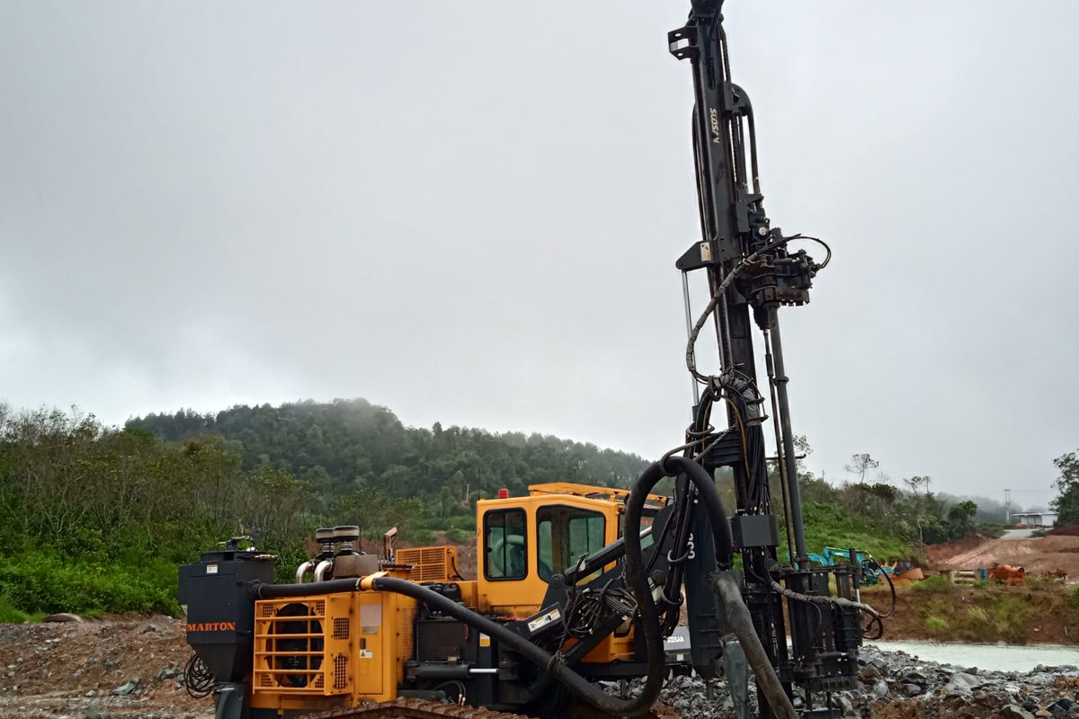 Machine set up with a long boring bar over a component